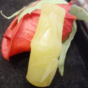 Mặt đeo cổ hổ phách Balan khắc ống tre may mắn
